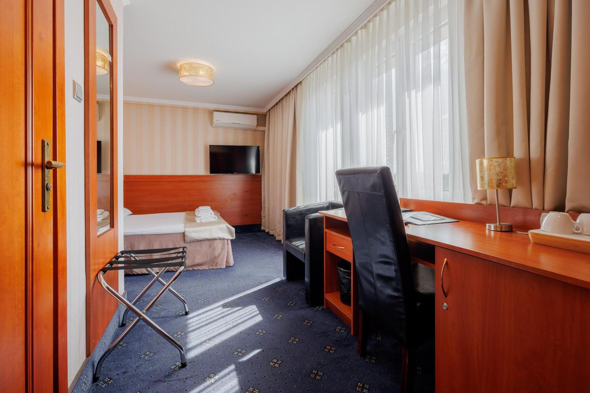 Hotel Cristal Park Tarnów Exterior foto
